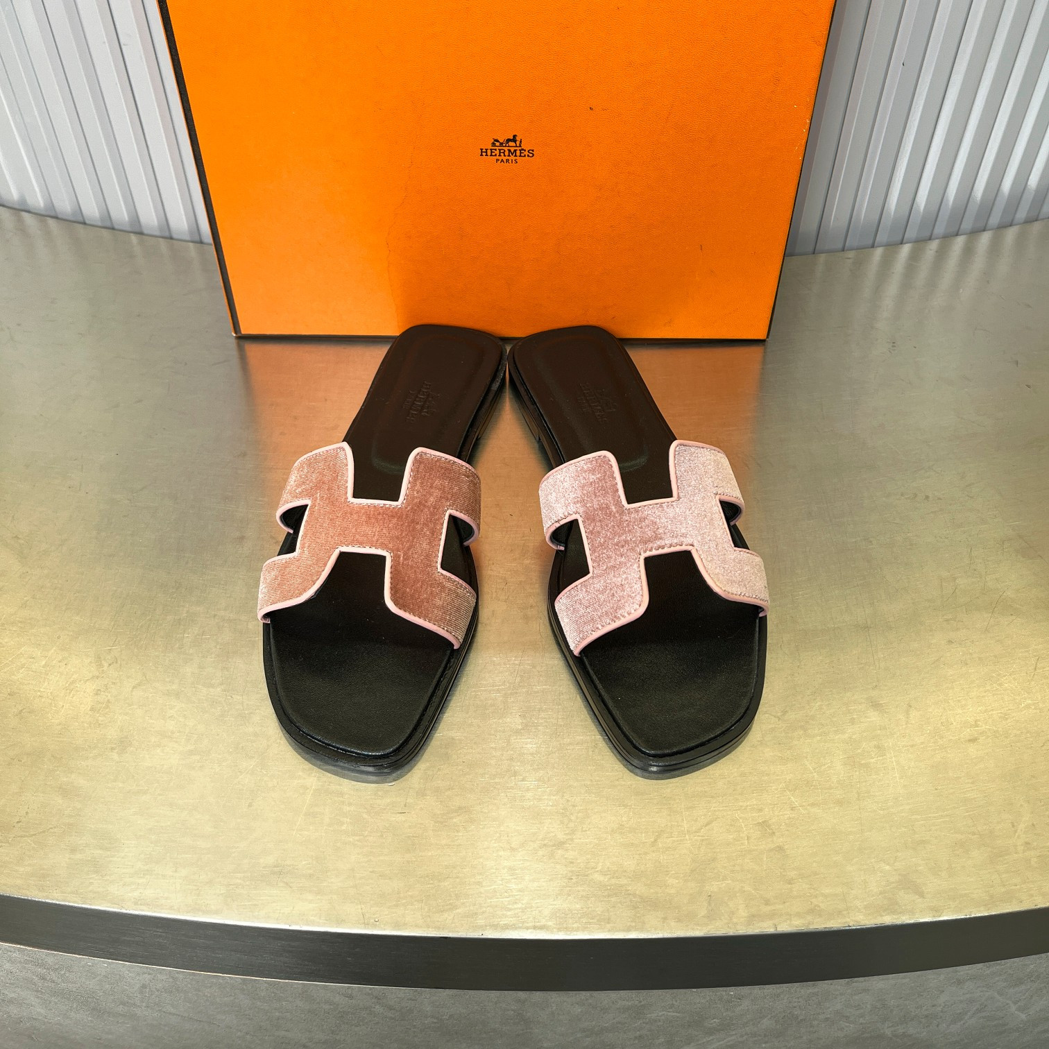 ua H**mes oran sandal