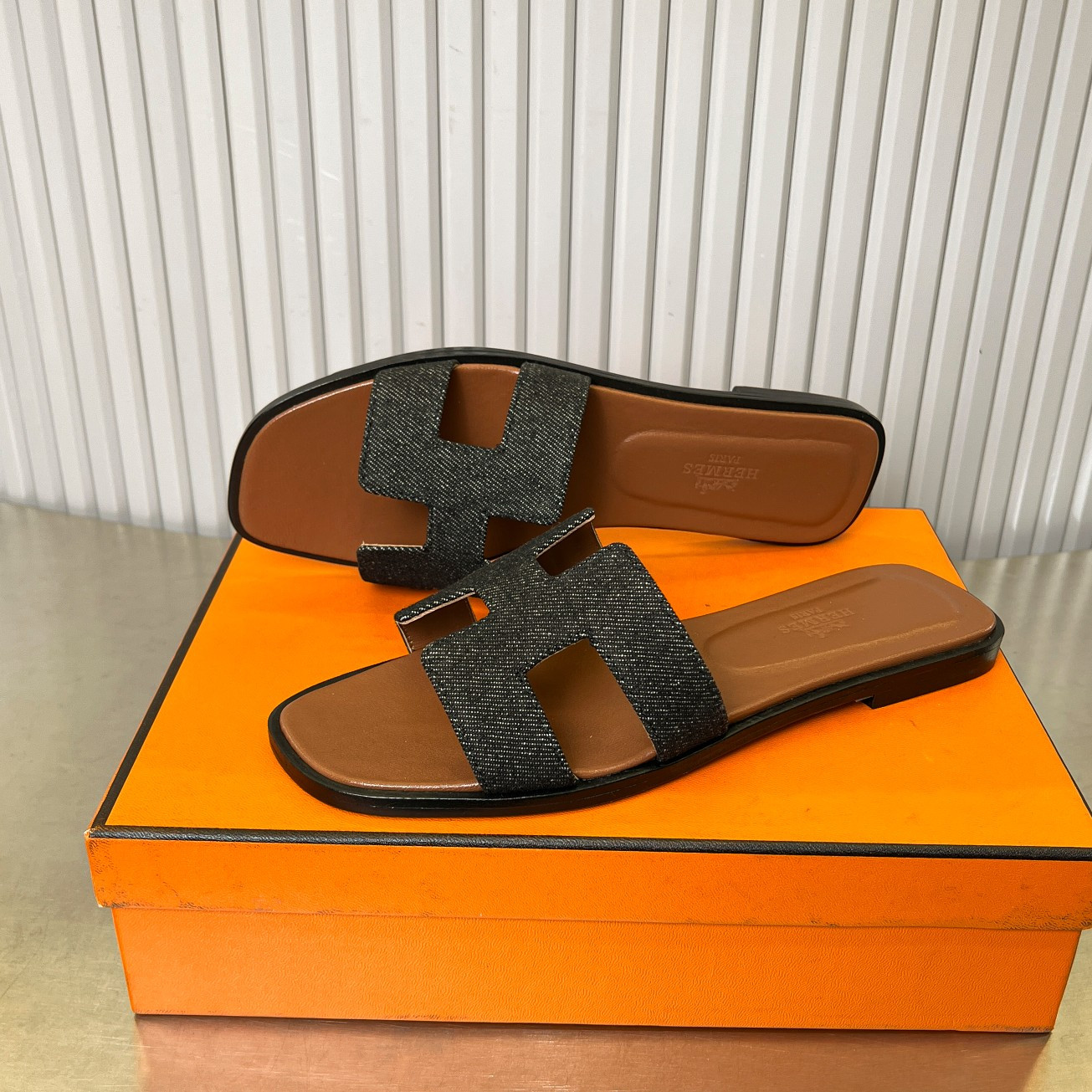 ua H**mes oran sandal