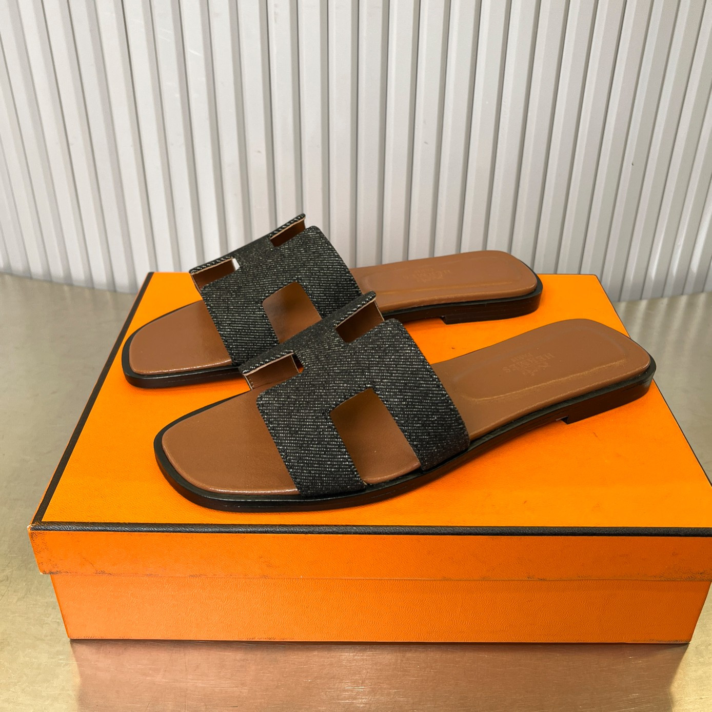 ua H**mes oran sandal