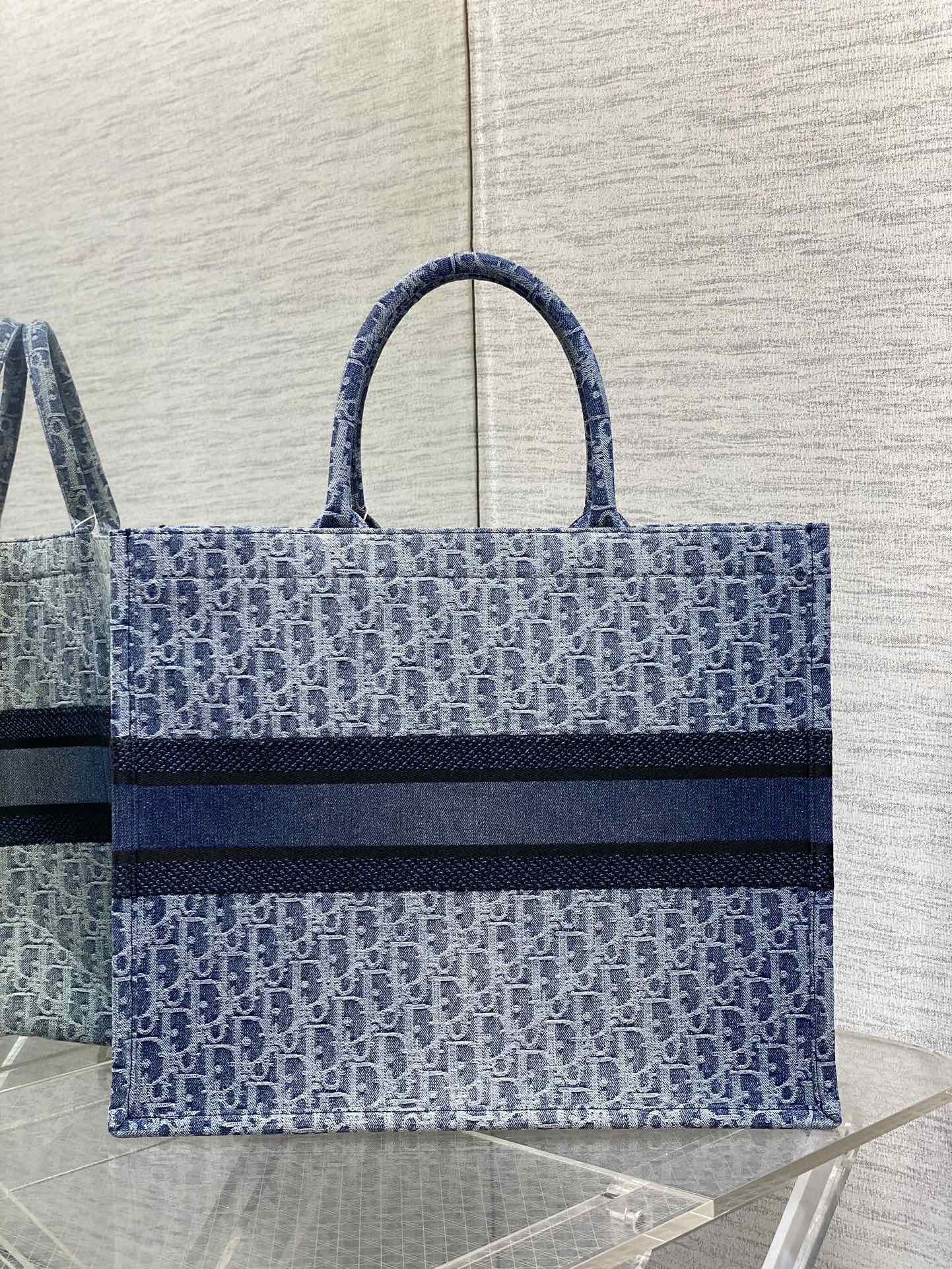 large d*or book tote blue De*1m d*or oblique jacquard  42 x 35 x 18.5 cm
