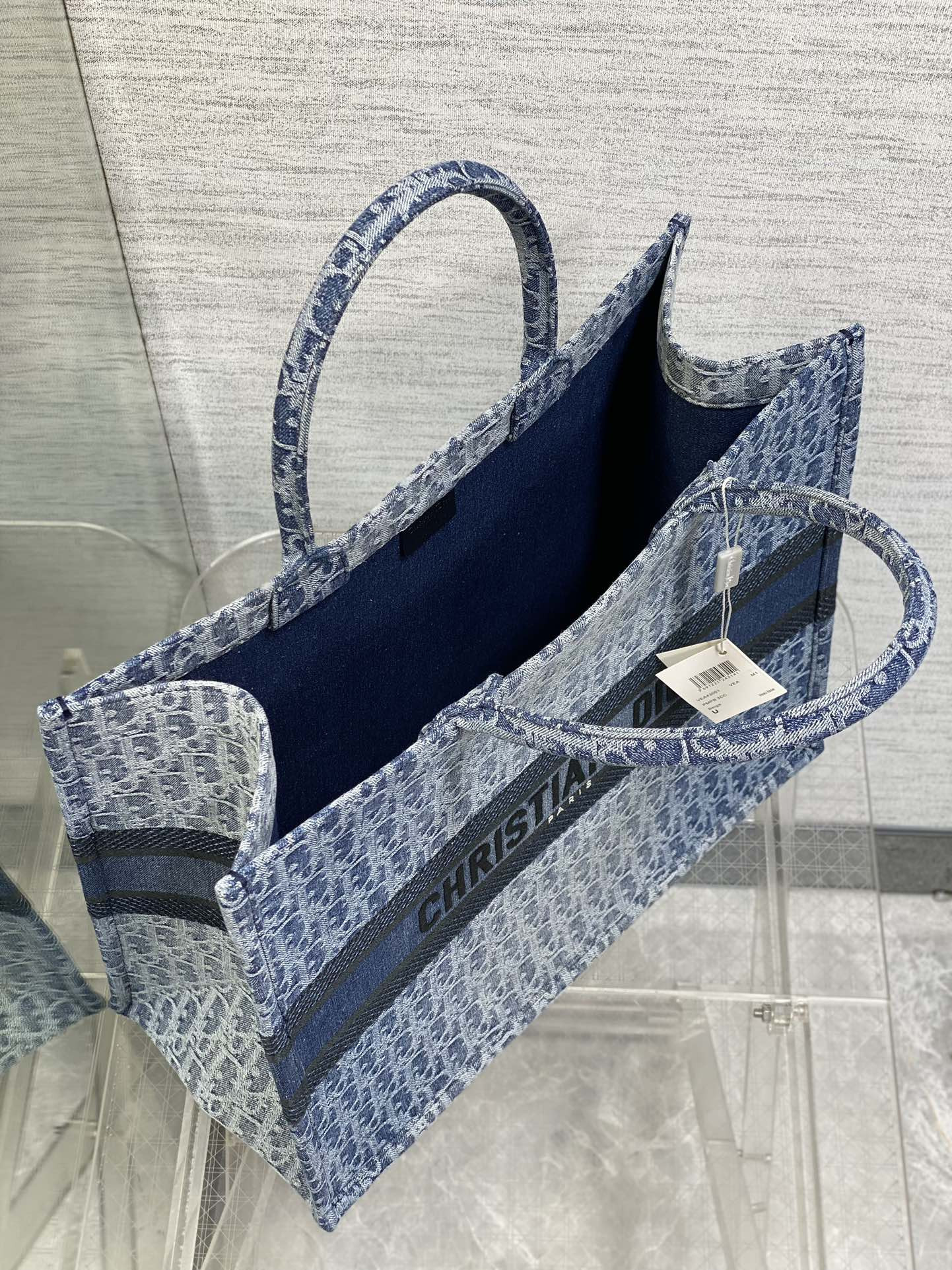 large d*or book tote blue De*1m d*or oblique jacquard  42 x 35 x 18.5 cm