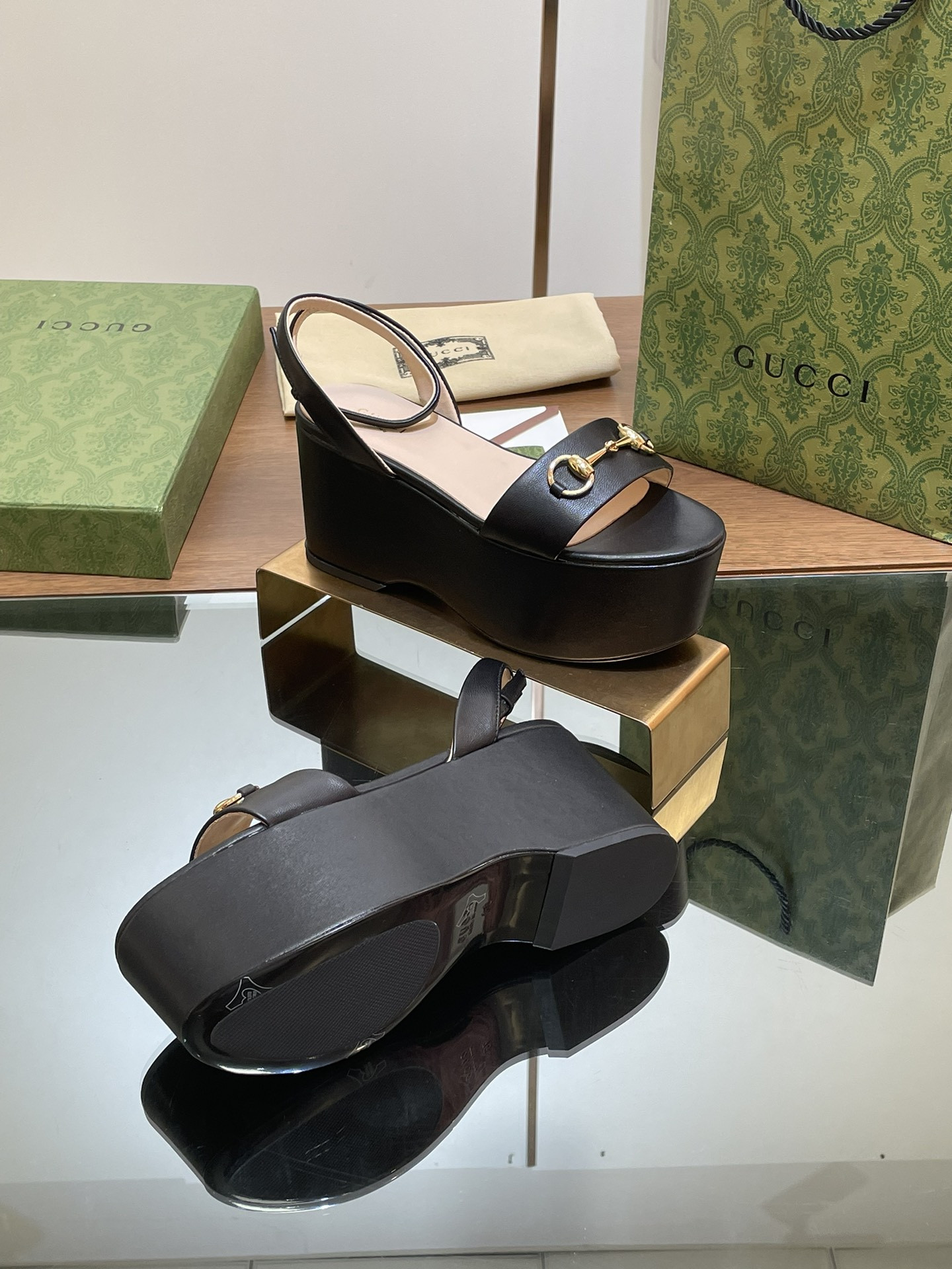 ua G*u*i women