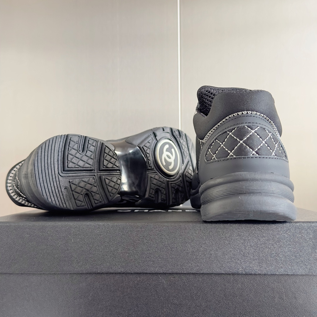 ua Ch*el sneaker