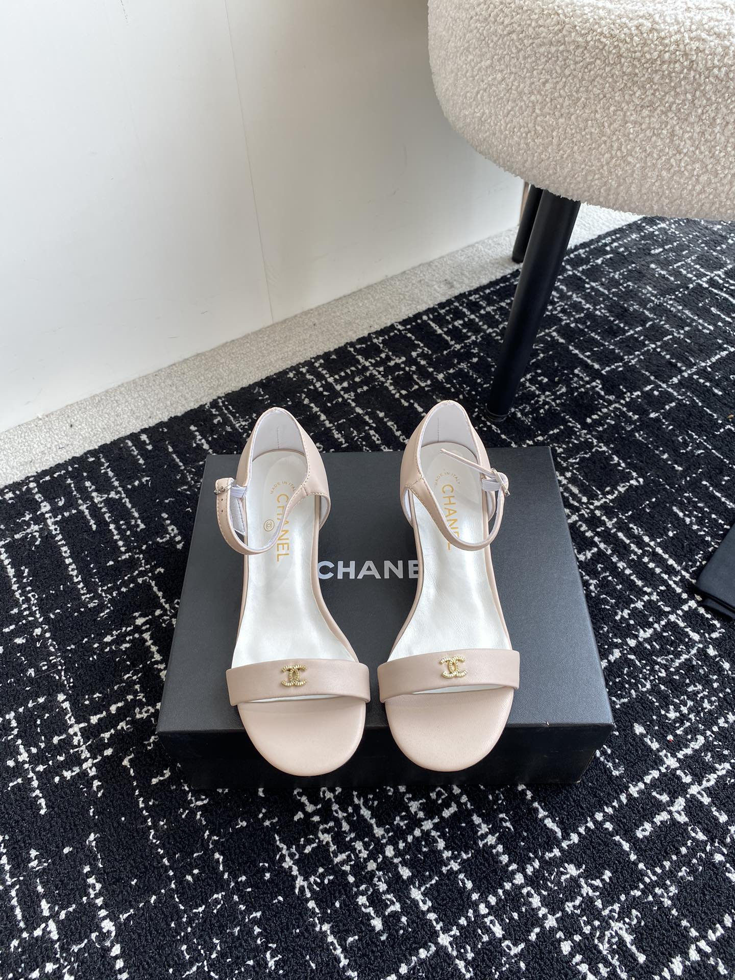 ua Ch*el  sandals