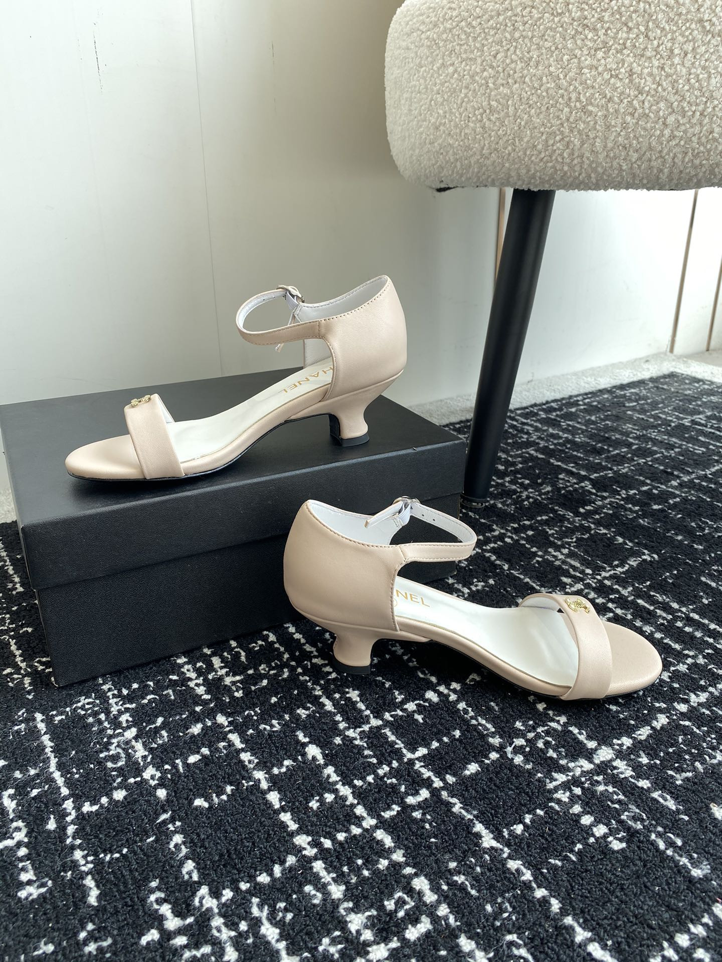 ua Ch*el  sandals