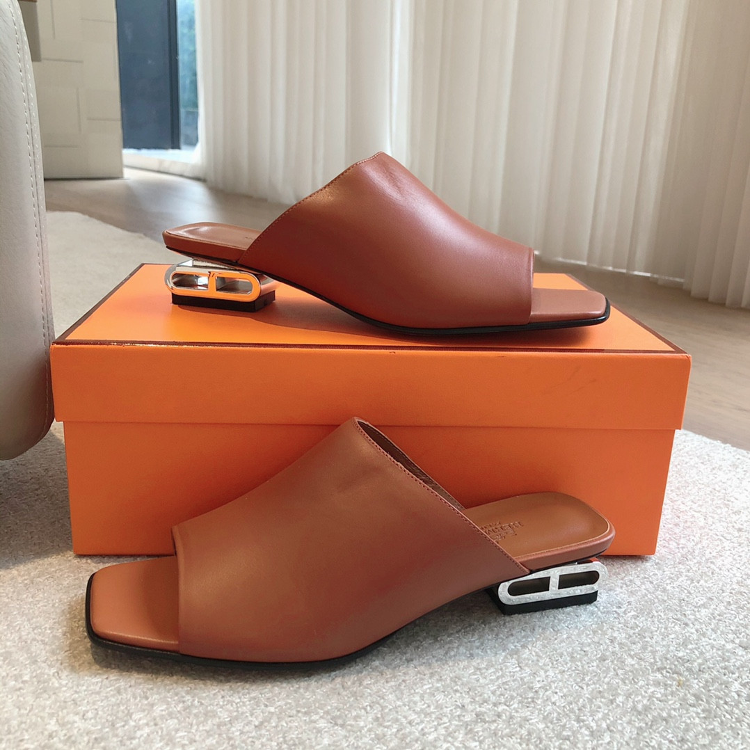ua H**mes sandal