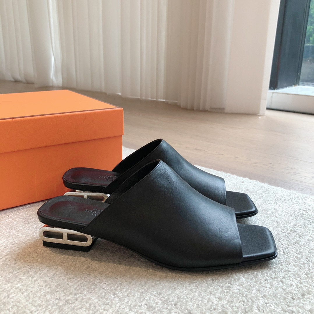 ua H**mes sandal