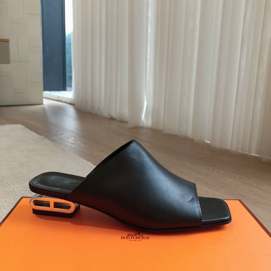 ua H**mes sandal