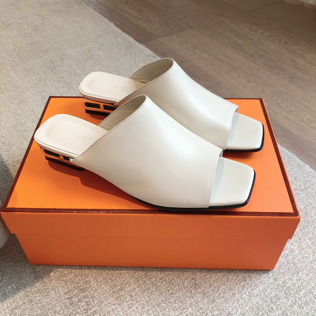 ua H**mes sandal