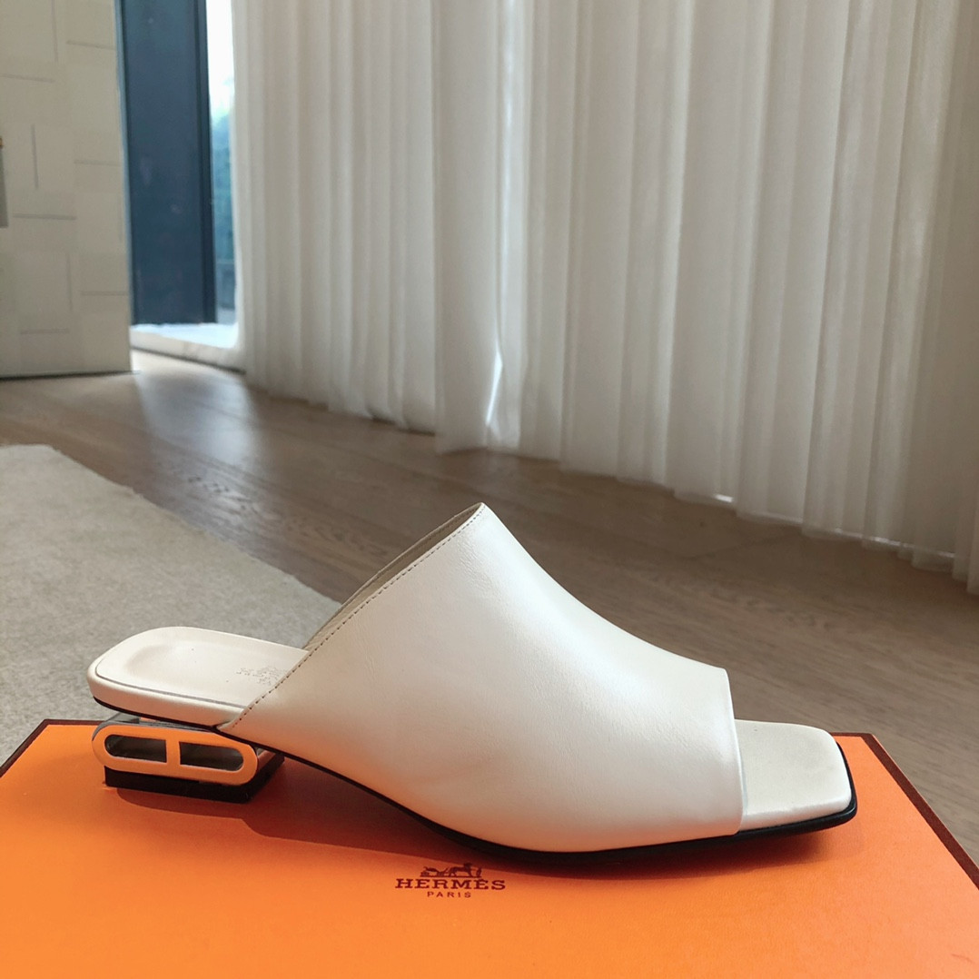 ua H**mes sandal