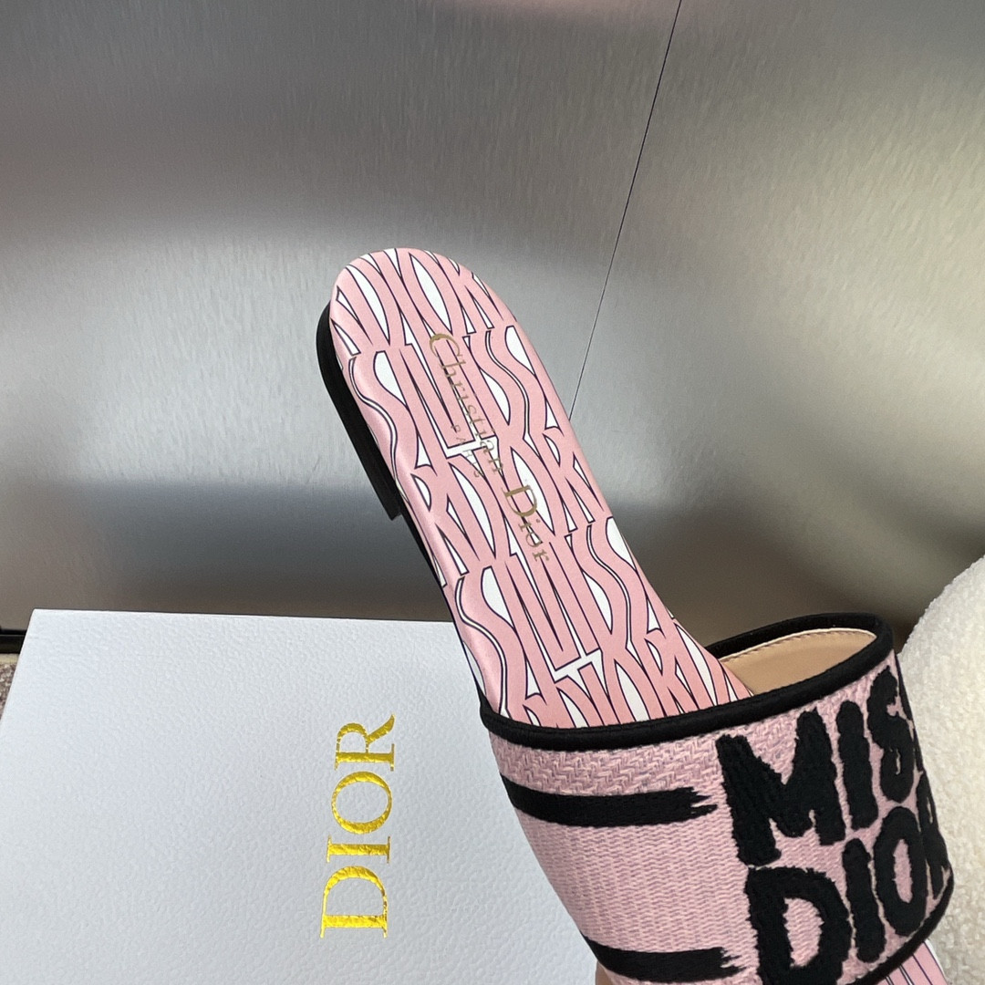 ua D*or dway slide