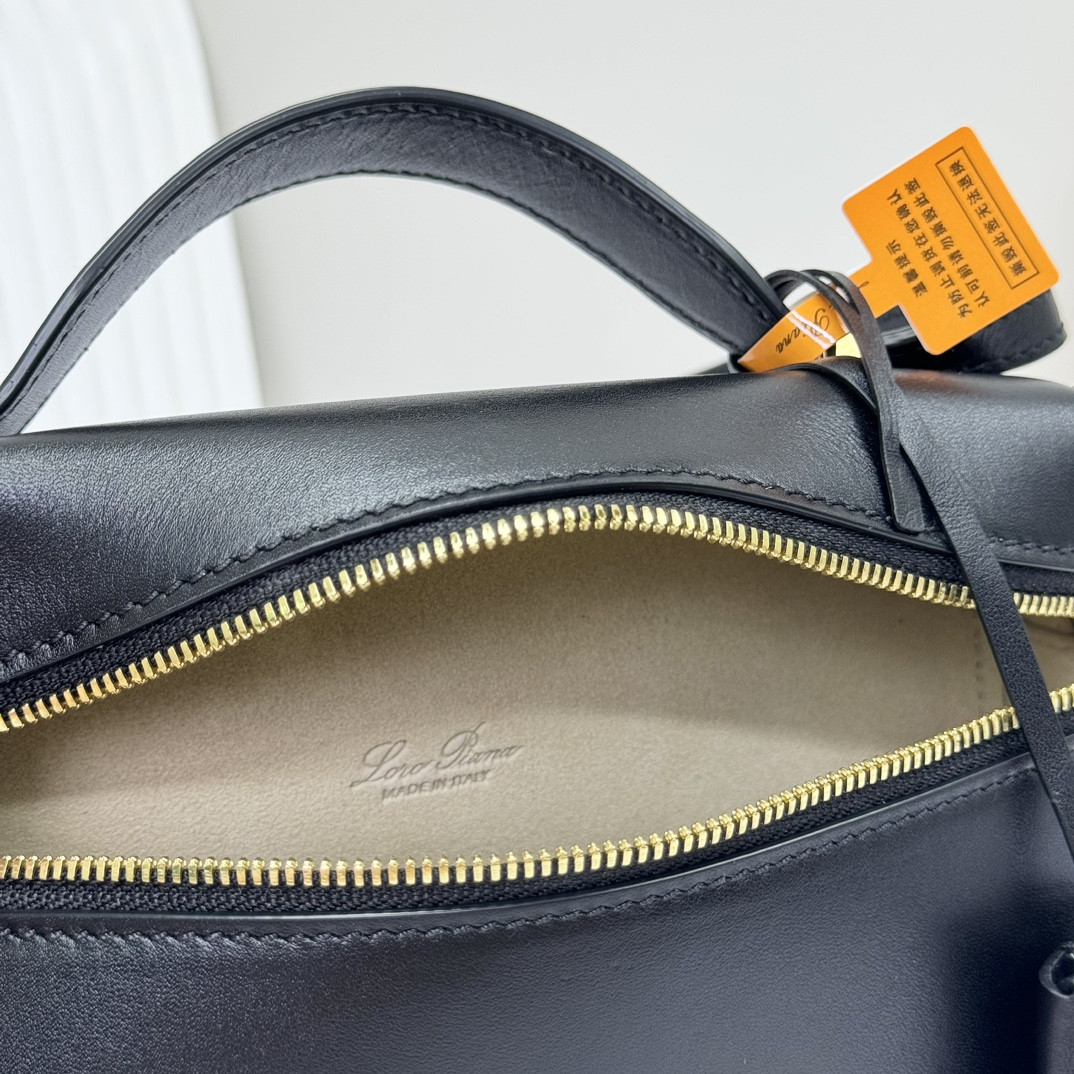 L**o p*ana extra pocket l23 smooth calfskin 23 x 12 x 7 cm