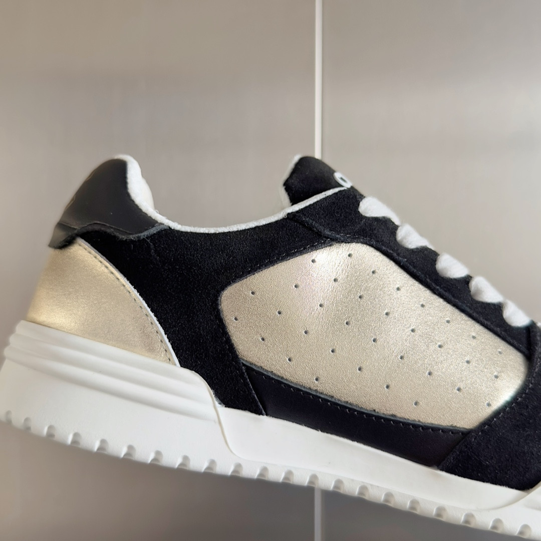 ua Ch*el sneaker