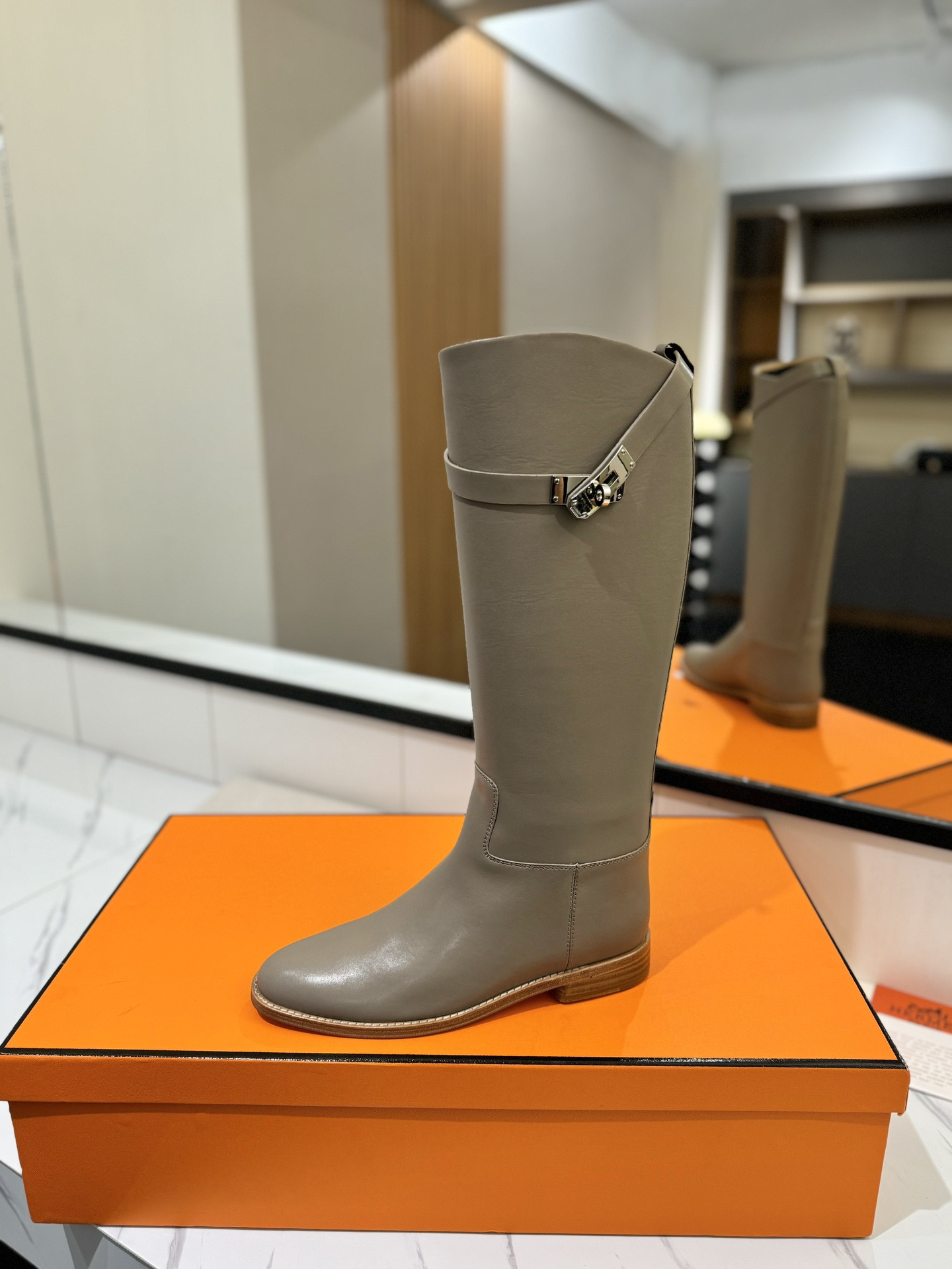 ua H**mes jumping boots