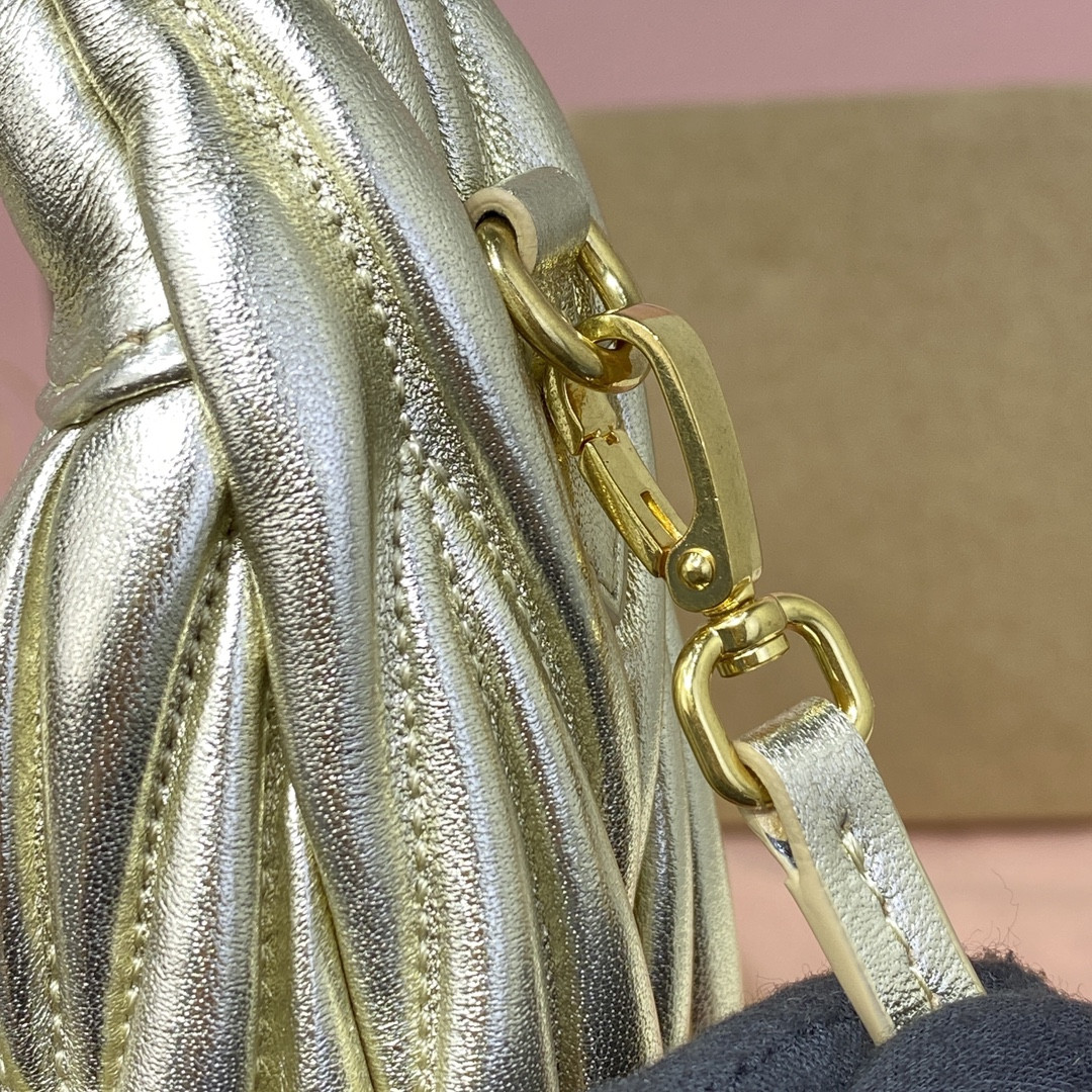 M1v M1v wander matelassé nappa leather hobo bag 17x20x6cm