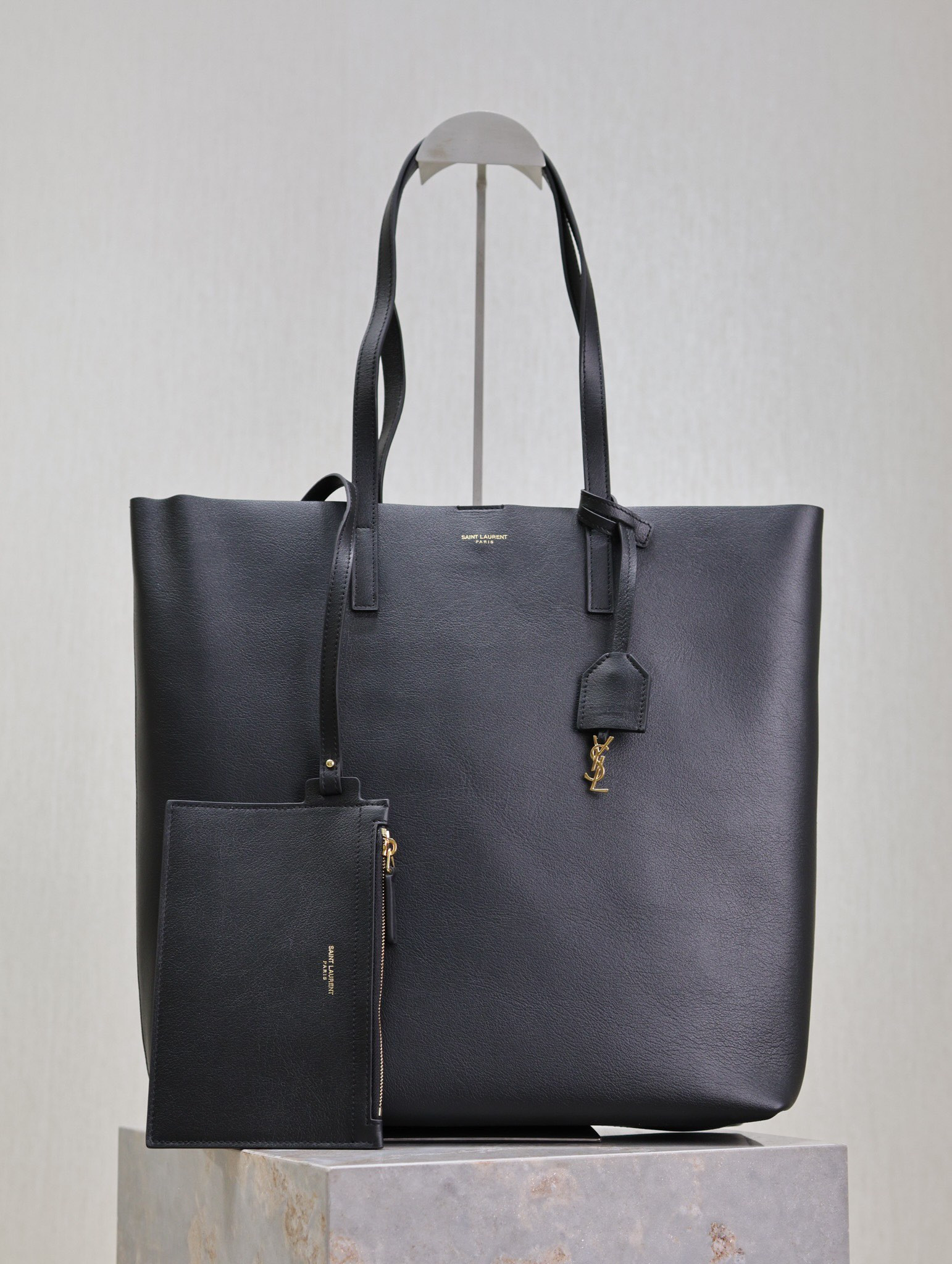 y*l shopping Sa**t Lau*nt in leather 32.5×35×10.5cm