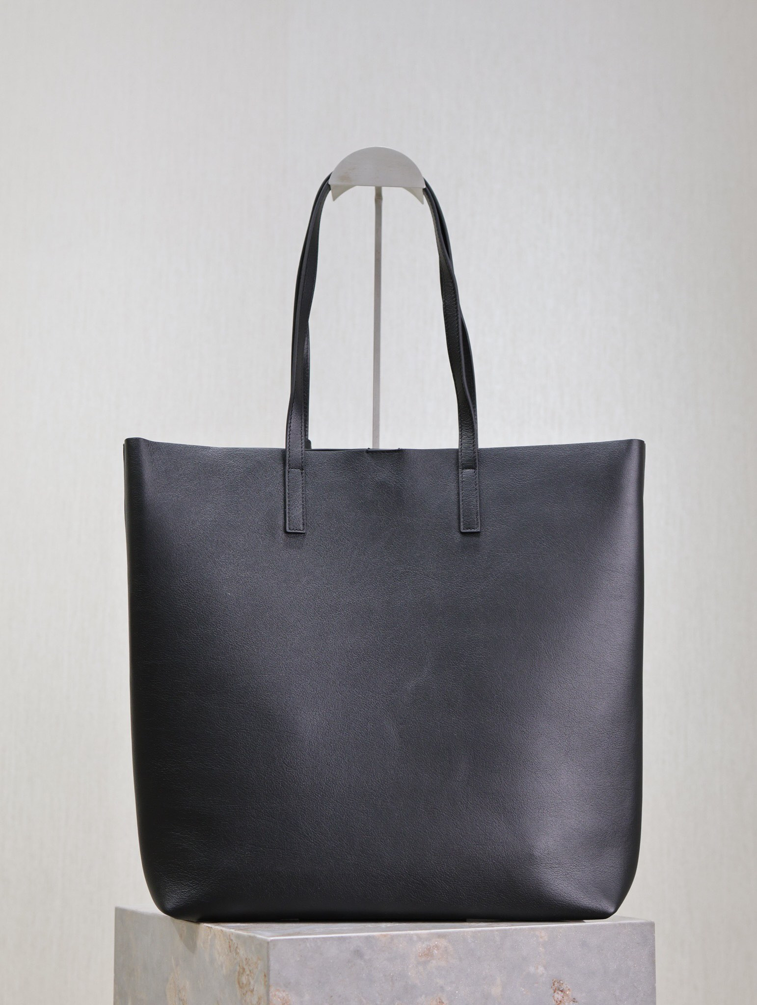 y*l shopping Sa**t Lau*nt in leather 32.5×35×10.5cm
