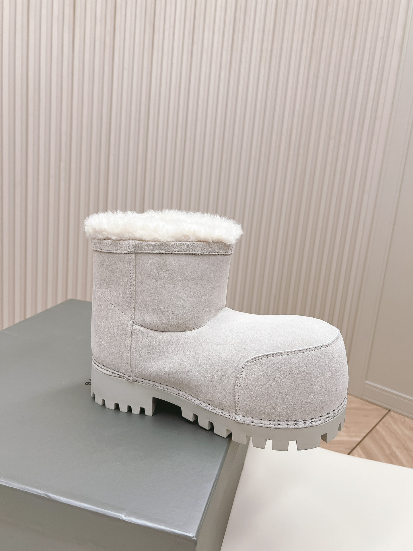 ua Ba*len*cia*ga snow boot