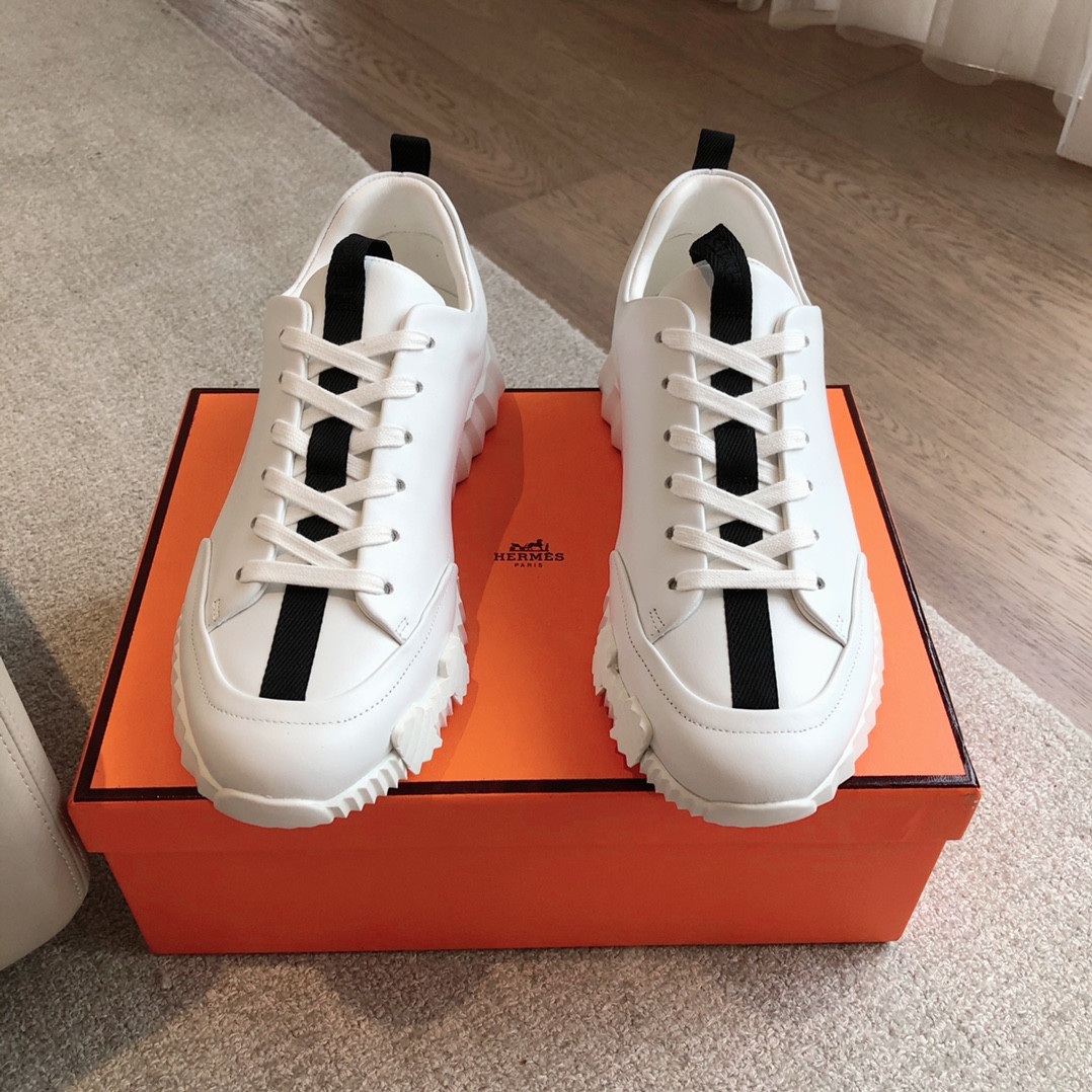 ua H**mes bouncing sneaker