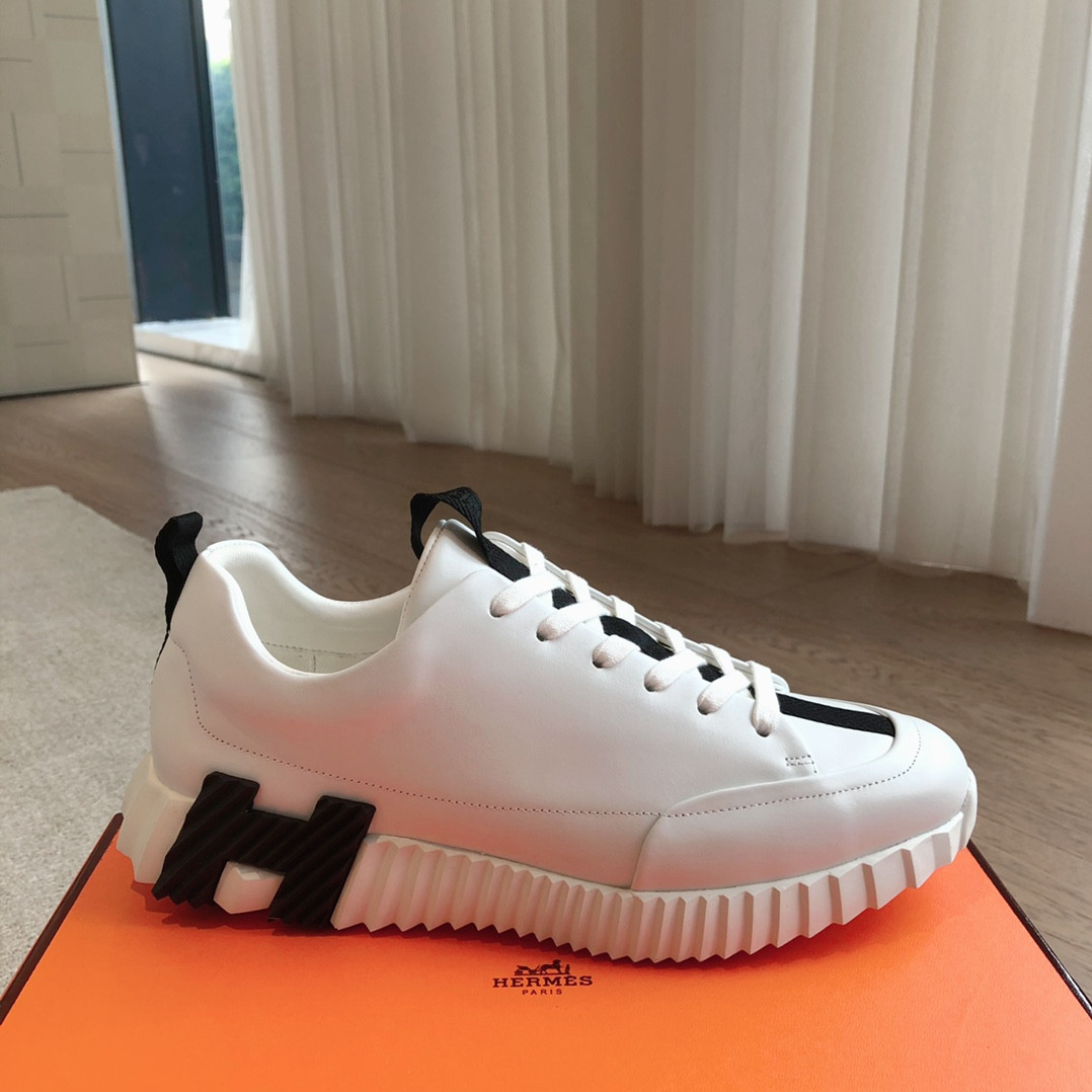 ua H**mes bouncing sneaker