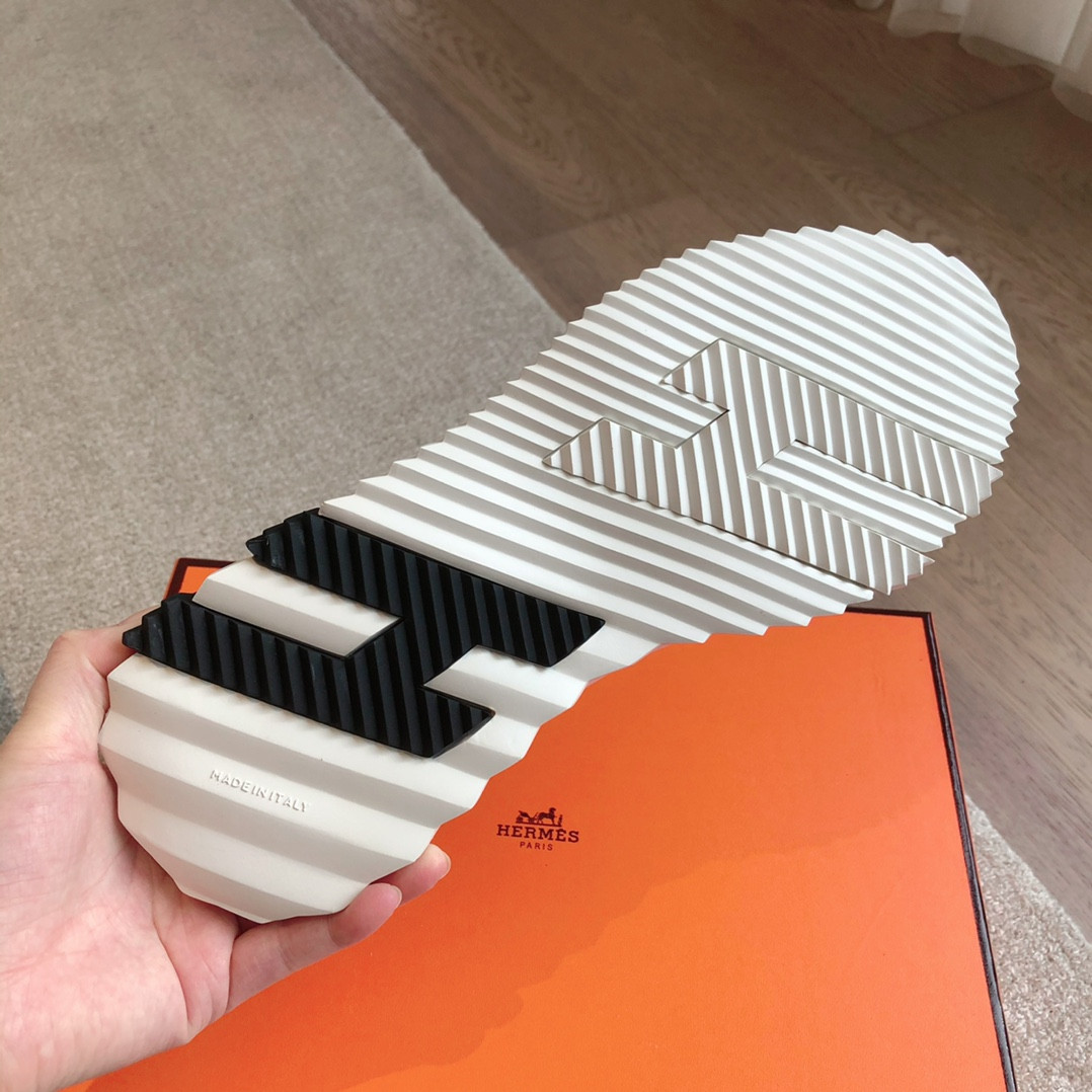 ua H**mes bouncing sneaker