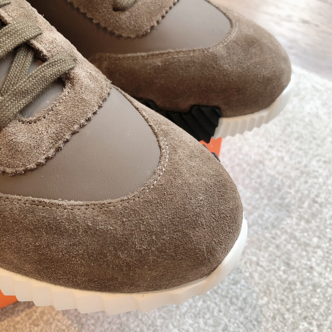 ua H**mes bouncing sneaker