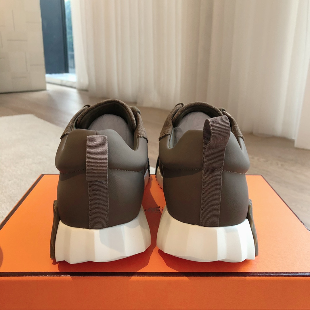 ua H**mes bouncing sneaker