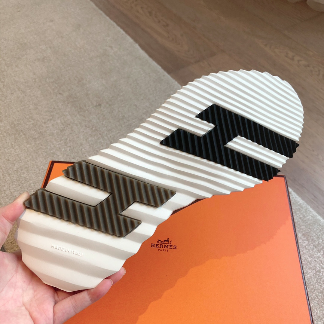 ua H**mes bouncing sneaker