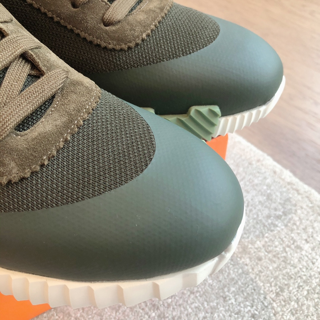 ua H**mes bouncing sneaker
