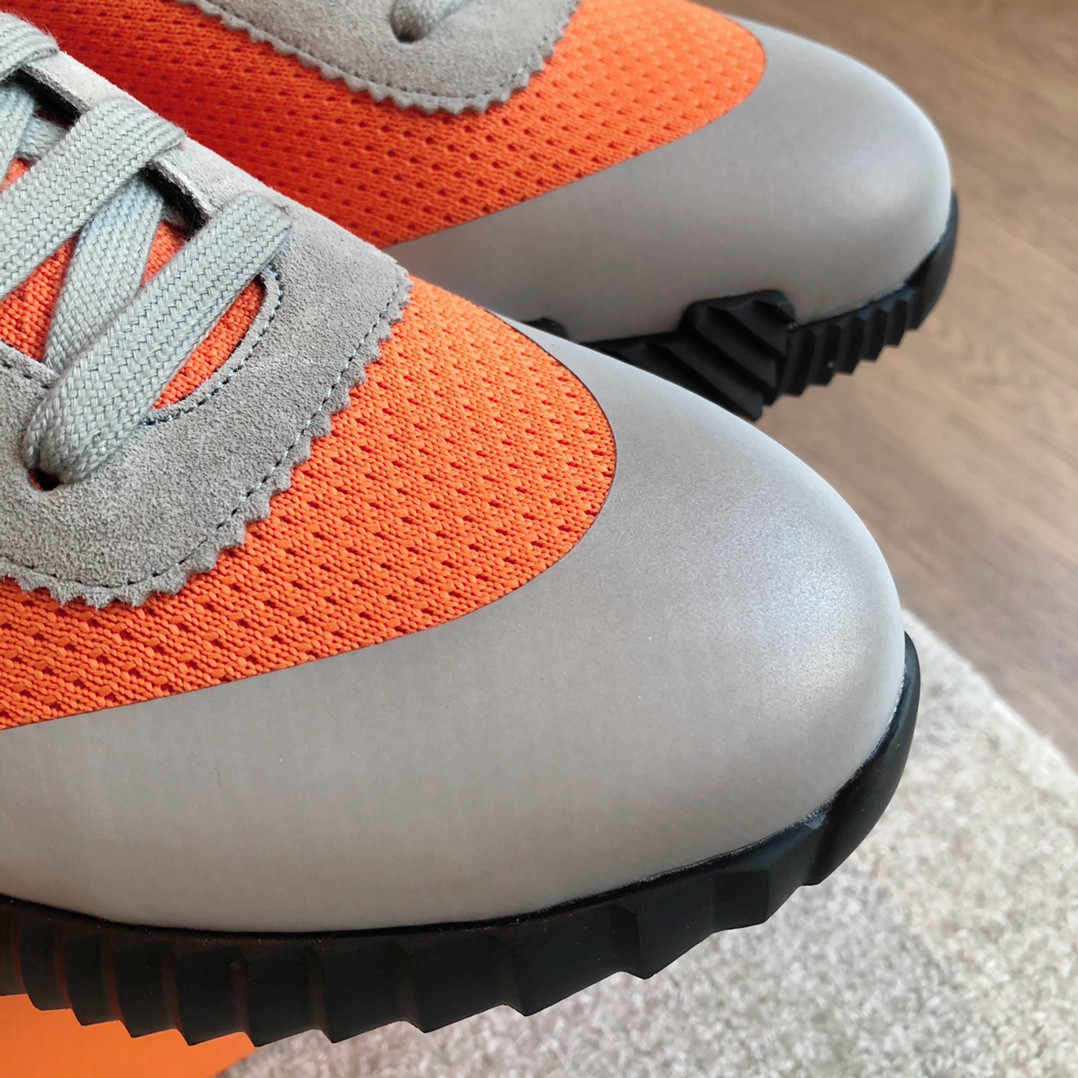 ua H**mes bouncing sneaker