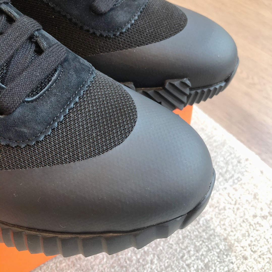 ua H**mes bouncing sneaker