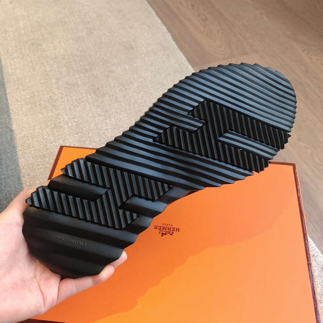 ua H**mes bouncing sneaker