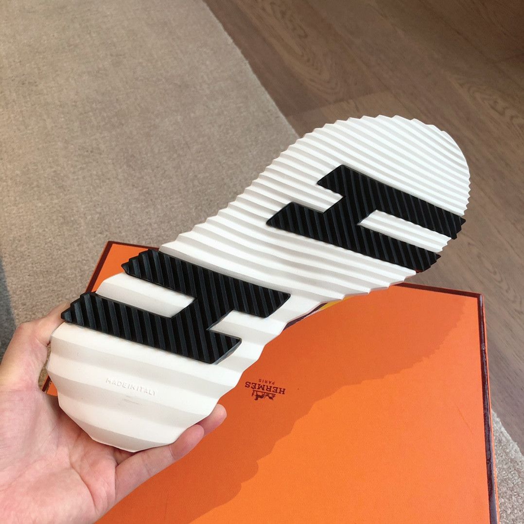 ua H**mes bouncing sneaker