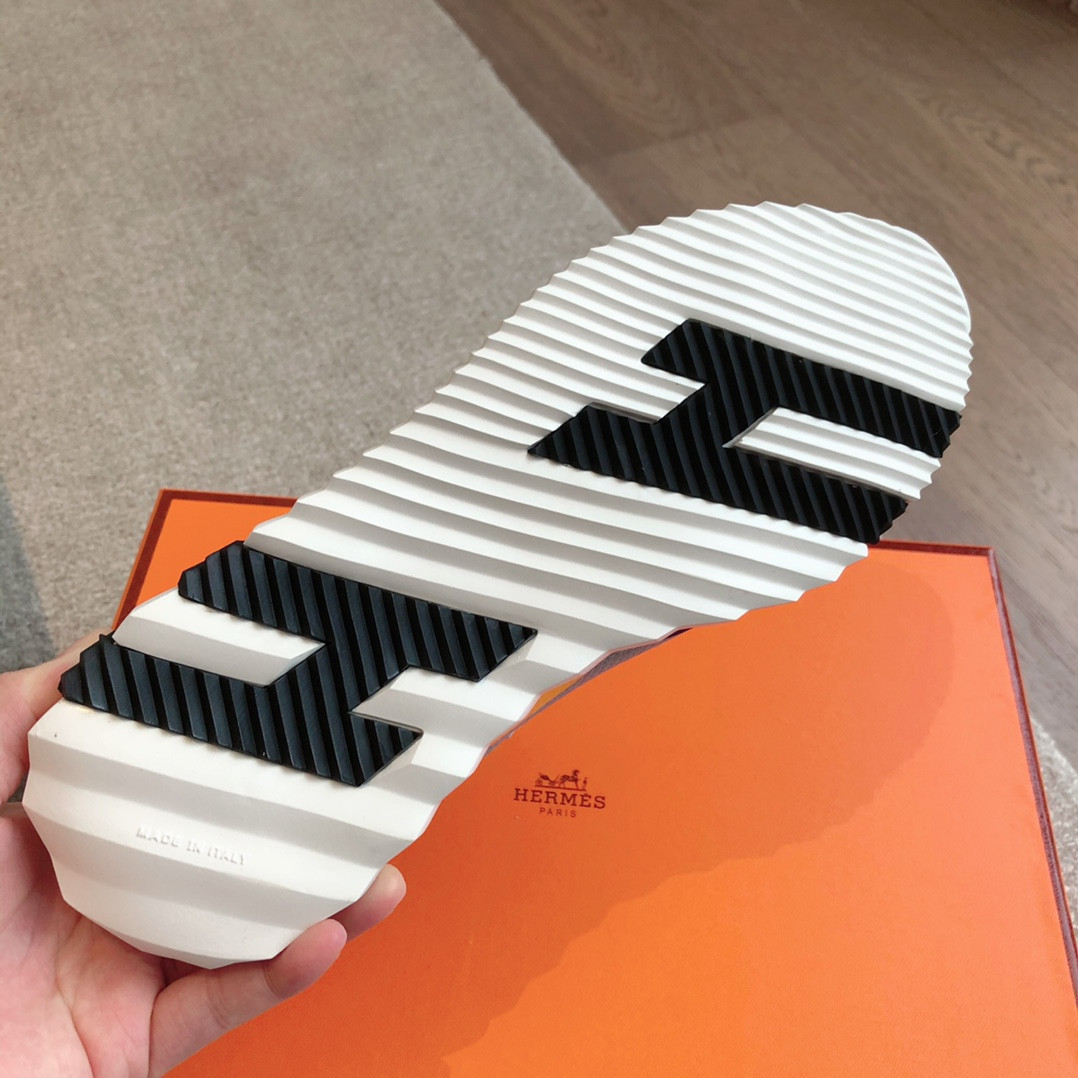 ua H**mes bouncing sneaker