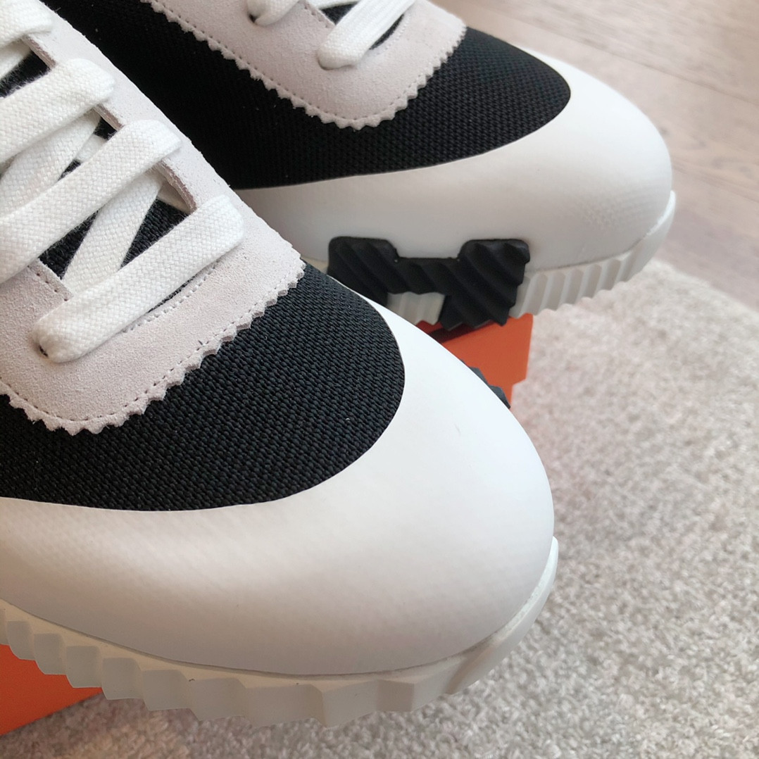 ua H**mes bouncing sneaker