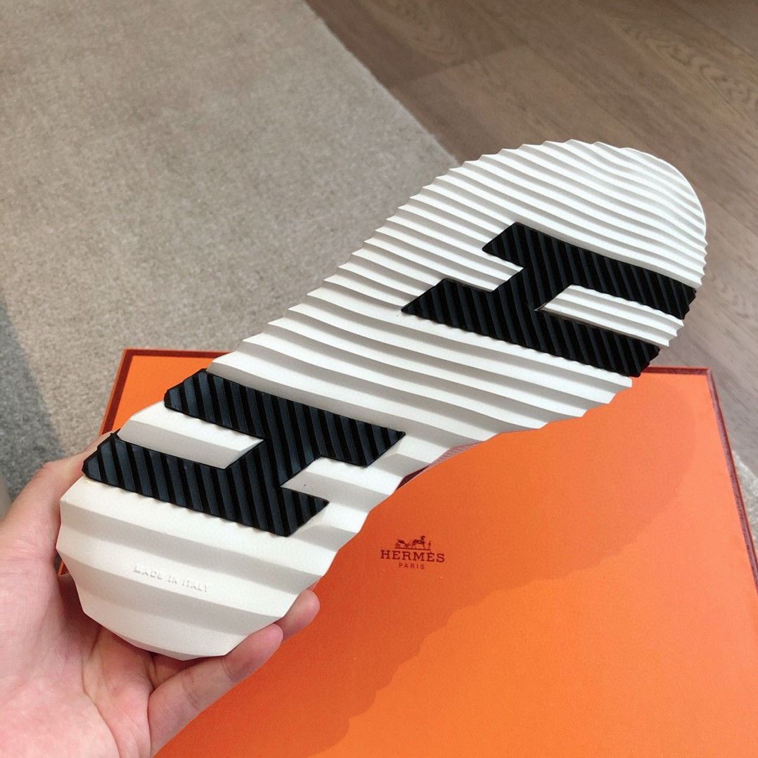 ua H**mes bouncing sneaker