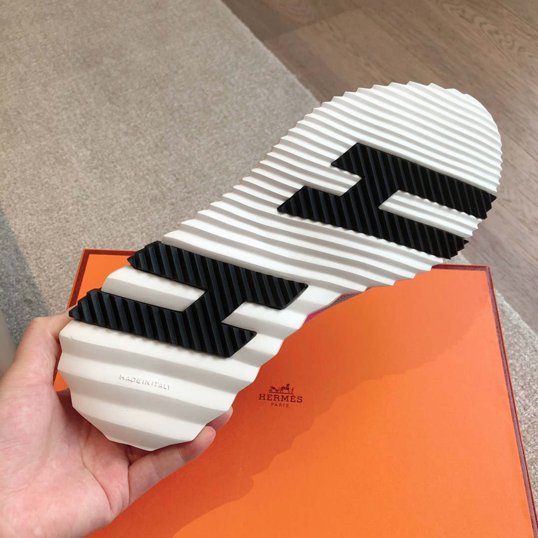 ua H**mes bouncing sneaker
