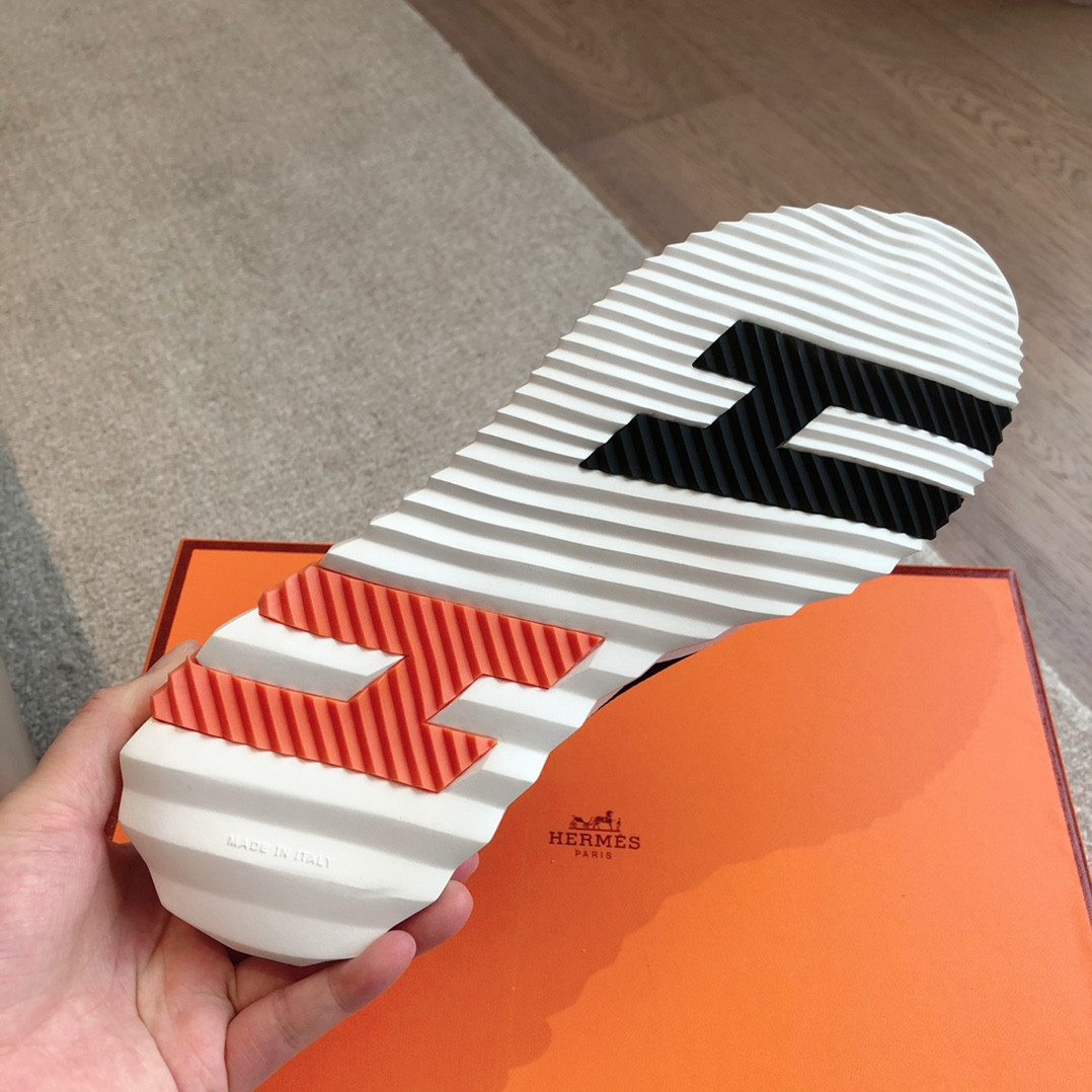 ua H**mes bouncing sneaker