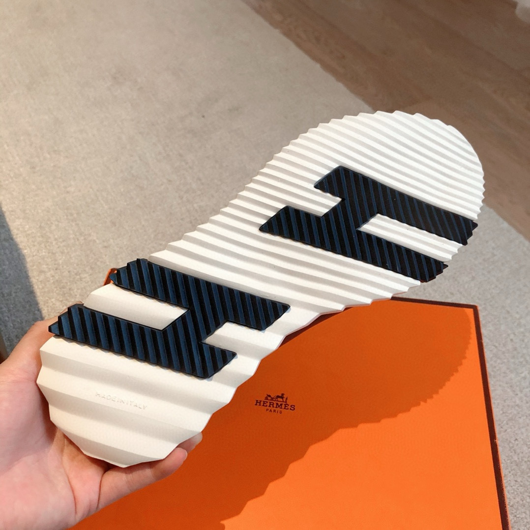 ua H**mes bouncing sneaker