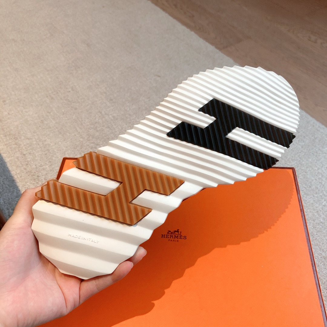 ua H**mes bouncing sneaker