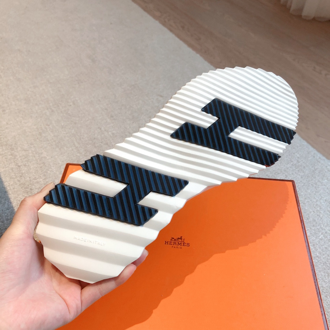 ua H**mes bouncing sneaker