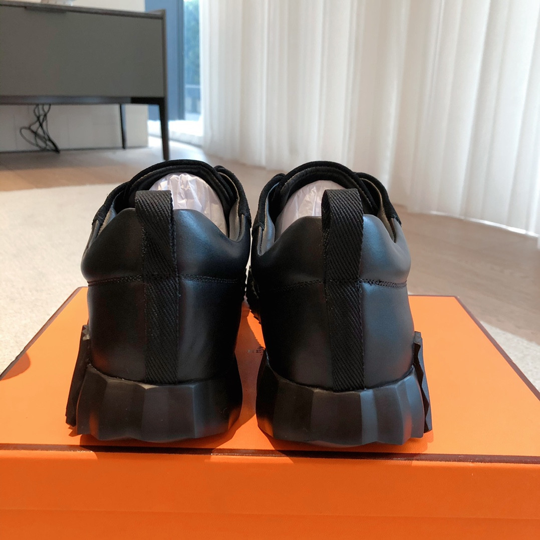 ua H**mes bouncing sneaker