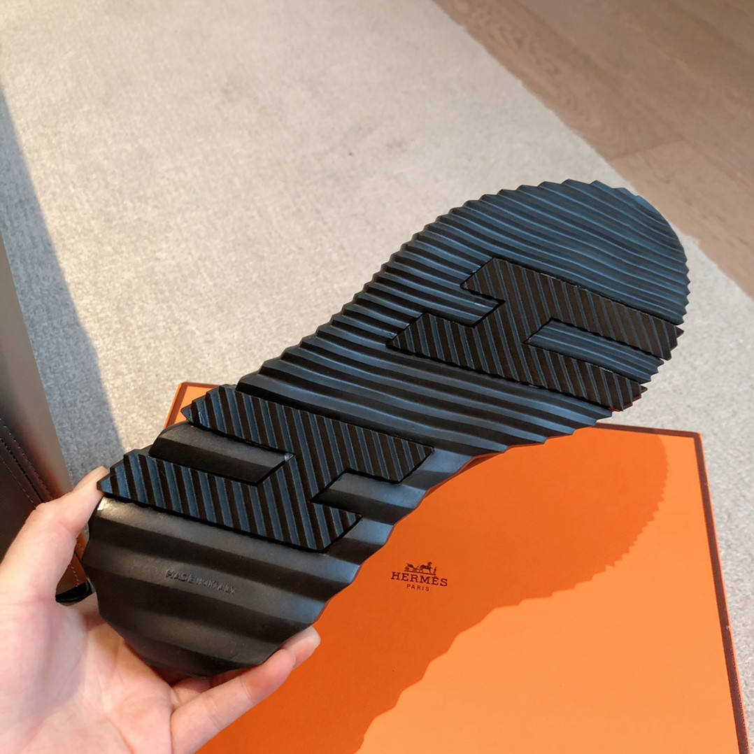 ua H**mes bouncing sneaker
