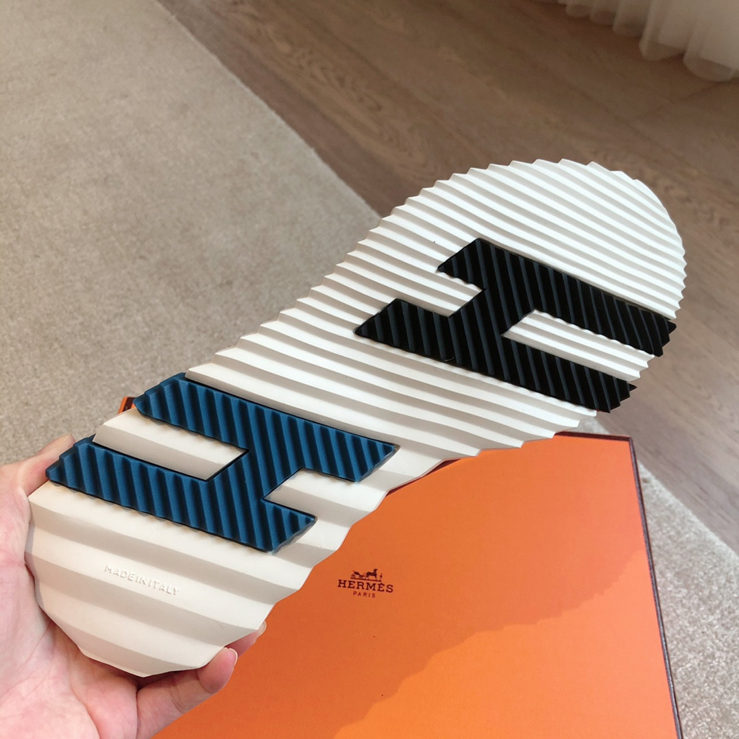 ua H**mes bouncing sneaker
