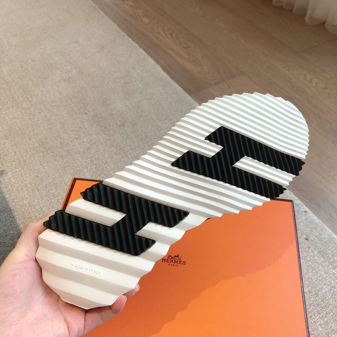 ua H**mes bouncing sneaker