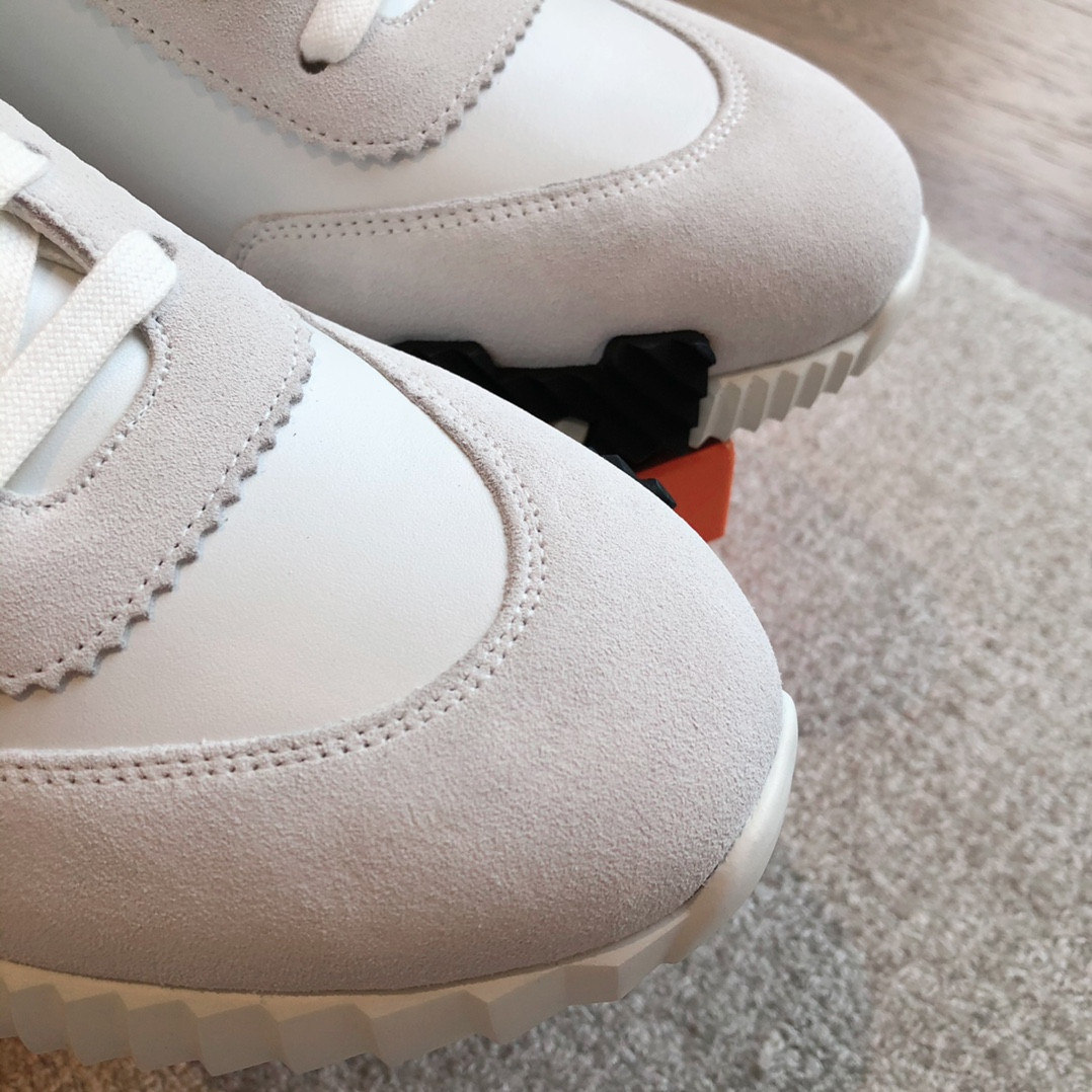ua H**mes bouncing sneaker