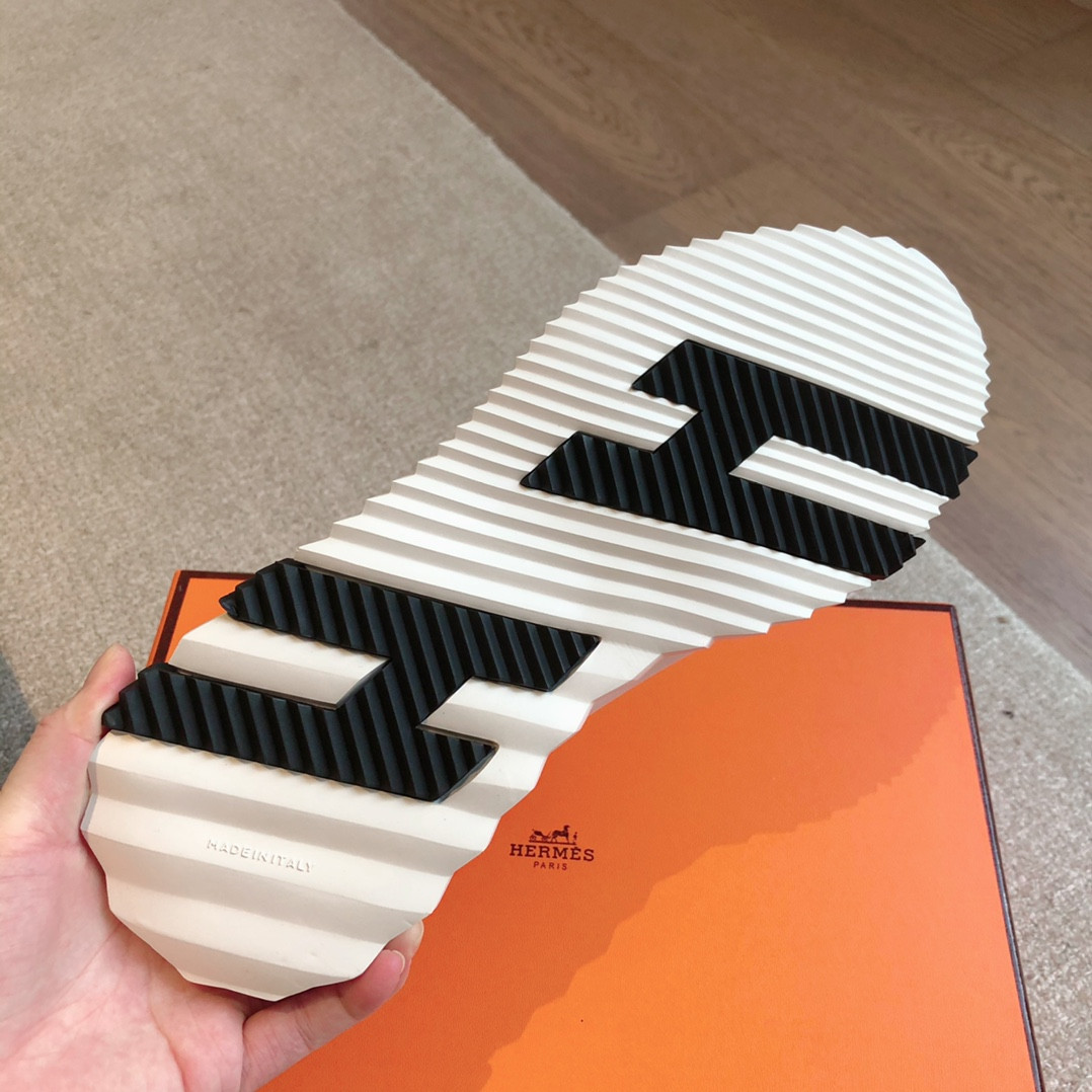 ua H**mes bouncing sneaker