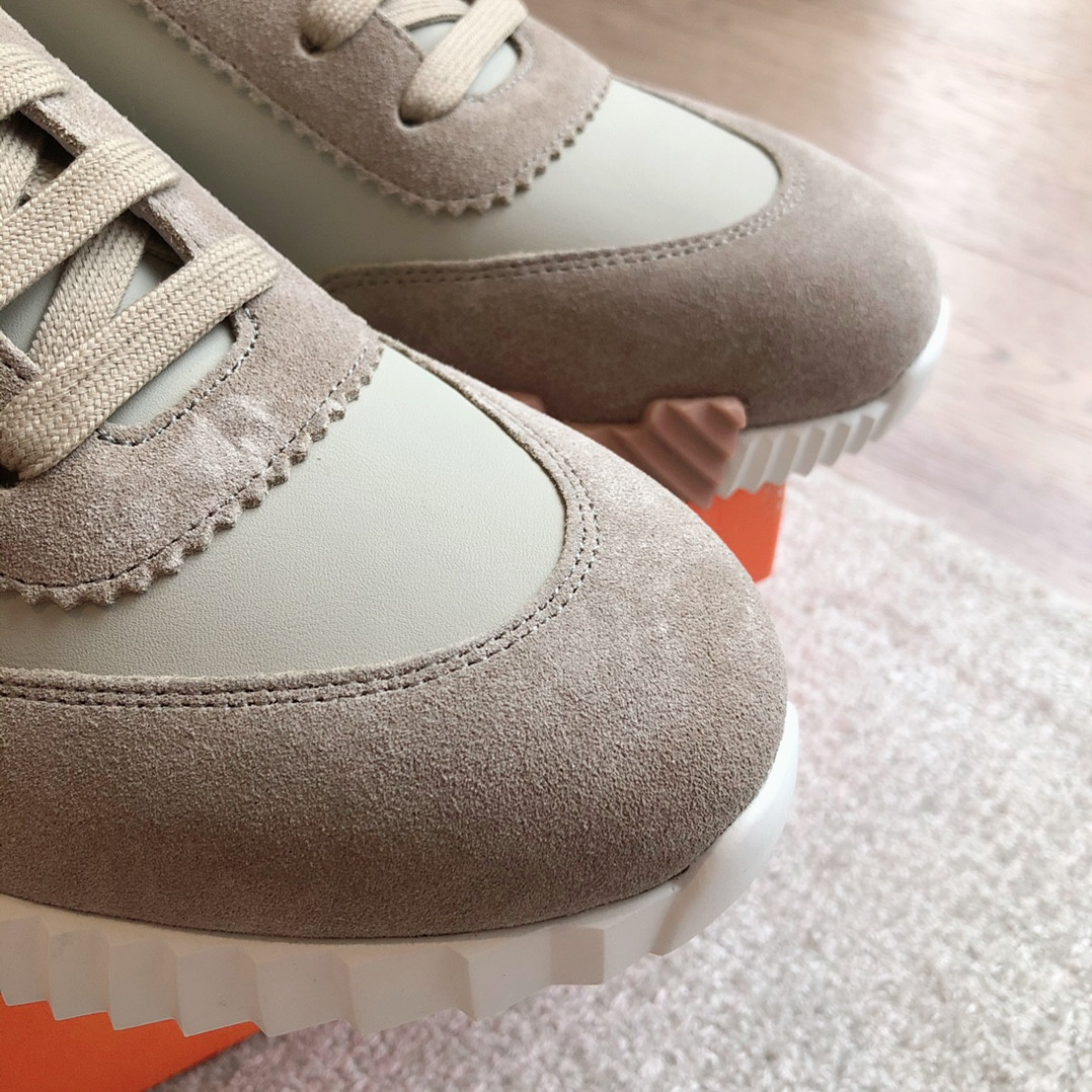 ua H**mes bouncing sneaker