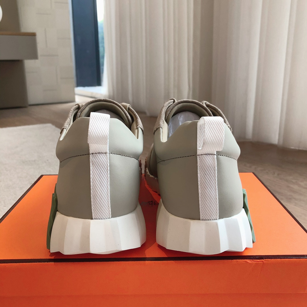 ua H**mes bouncing sneaker