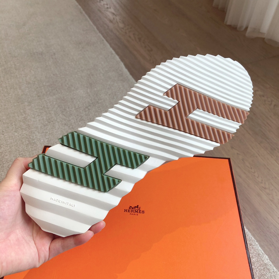 ua H**mes bouncing sneaker